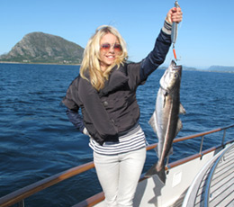 Девушка Блонда на рыбалке