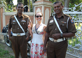 Наташа Гордиенко и полицейские Шри-Ланки